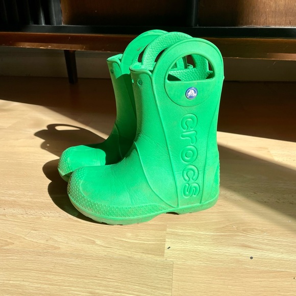 Little kids green croc rain boots. - Picture 2 of 4